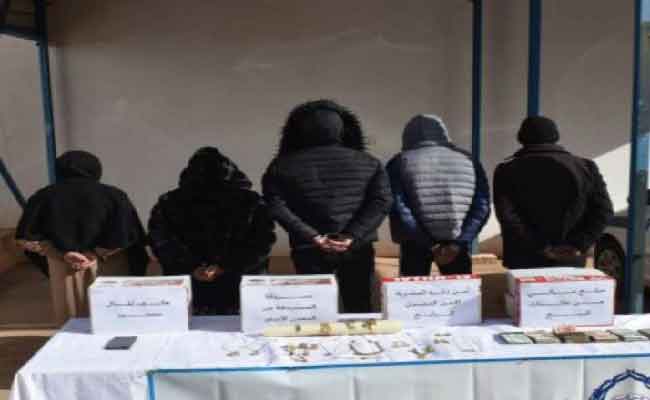 إلقاء القبض على عصابة إجرامية تمتهن سرقة محلات المجوهرات وترويج المخدرات بالنعامة