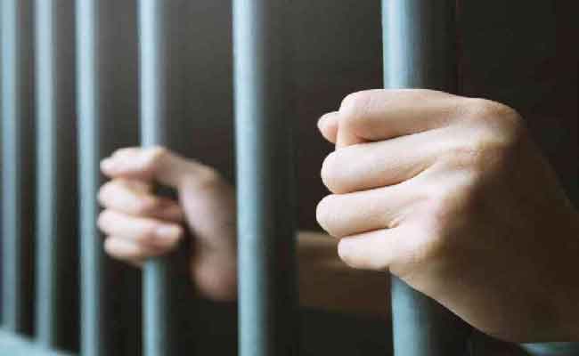 الاشادة بأفعال إرهابية والإساءة لرموز الدولة يجر فايسبوكي للسجن سنة  ونصف نافذة