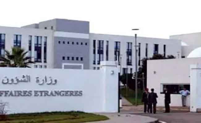 الجزائر تطرد 12 موظفا بالسفارة الفرنسية وممثلياتها القنصلية بالجزائر