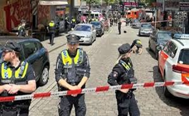 الشرطة الألمانية تقتل رجلا هاجم سيارة بفأس...