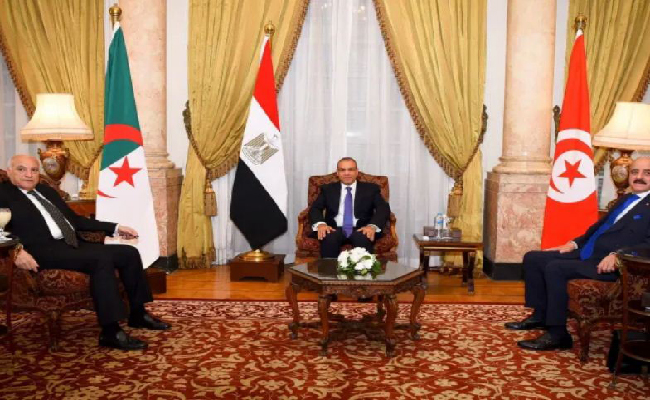 مشاركة عطاف في اجتماع بالقاهرة بشأن الأزمة في ليبيا 