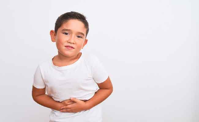 أسباب ألم البطن عند الأطفال ومتى يكون مقلقاً؟