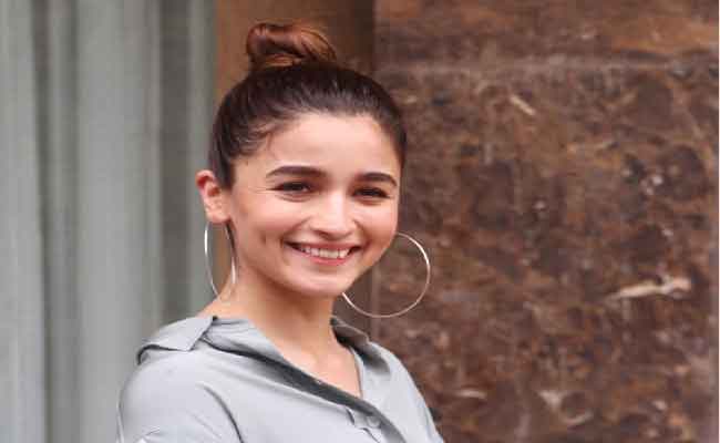 عليا بهات تتعرض لموقف محرج على السجادة الحمراء لمهرجان كان وتتعامل معه بذكاء