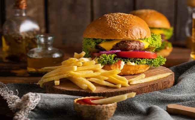 الأطعمة فائقة المعالَجة ما هي؟ ولِم علينا تجنُّبها؟ اختصاصية تغذية تفيدنا