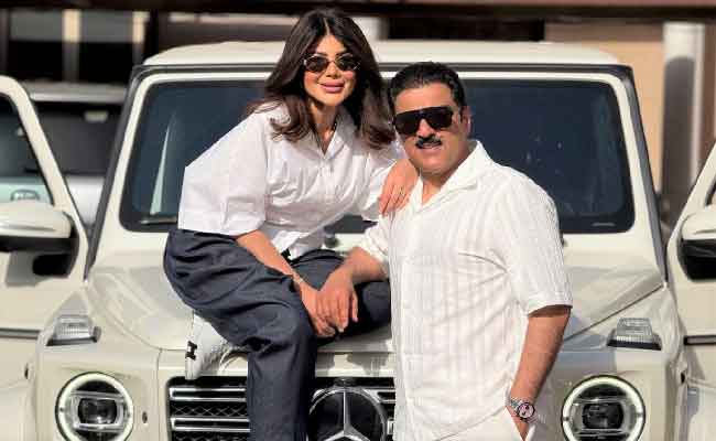 شهاب جوهر يشارك جمهوره صورة له مع عدد من الفنانين ويكشف عن عمل قادم…