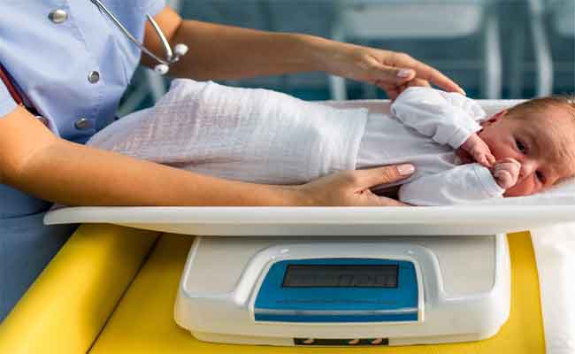 دليلك لأهم الفحوصات الدورية لصحة طفلك: من الولادة حتى 10 سنوات