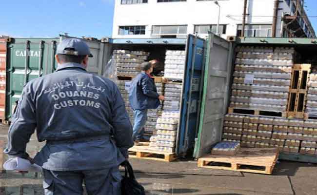 الجمارك تحجز بضائع وسلع كانت مخبأة داخل سيارات بميناء وهران