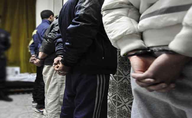 الإطاحة بـ9 أشخاص تورطوا في النصب والاحتيال عبر الفايسبوك بأم البواقي