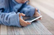 هل الإفراط في استخدام الأجهزة اللوحية يؤثر على الطفل بالمدارس الأولية؟