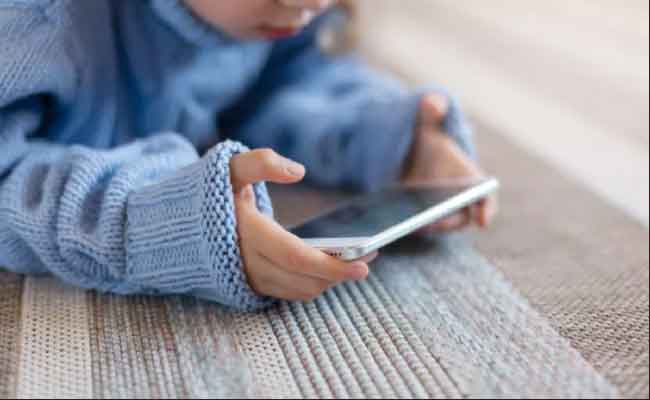 هل الإفراط في استخدام الأجهزة اللوحية يؤثر على الطفل بالمدارس الأولية؟