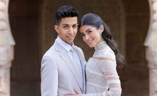 أول ظهور للعروسين ليلى أحمد زاهر وزوجها هشام جمال بعد زفافهما…هكذا بدت