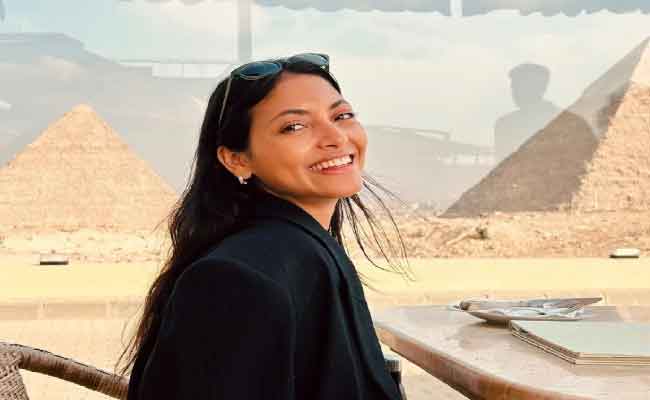 مي الغيطي وزوجها البريطاني في أول ظهور من شهر العسل