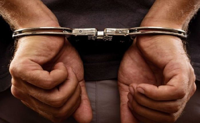 الرشوة تطيح بأستاذ استشفائي جامعي بوهران