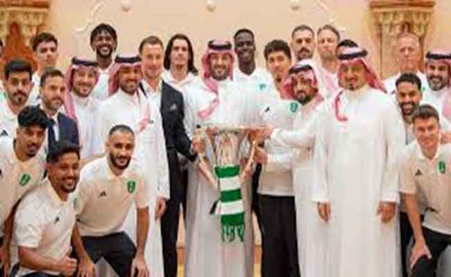 ولي العهد السعودي يستقبل فريق الأهلي بعد تحقيقه 