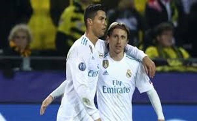 تواصل مع رونالدو ثم تراجع...مودريتش يجمد مفاوضاته مع النصر السعودي