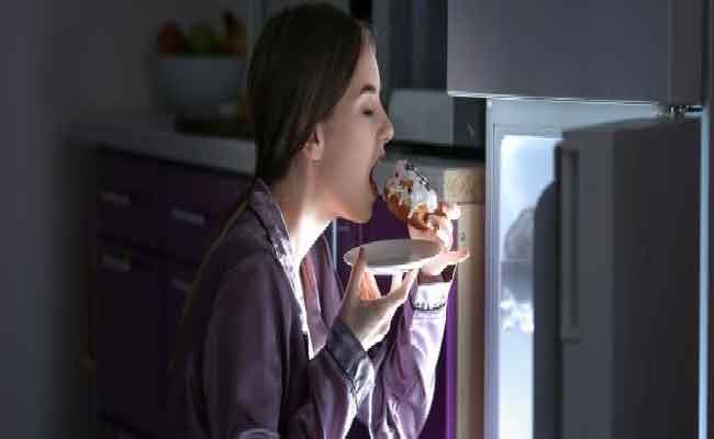 هل تناول الطعام ليلاً يزيد الوزن فعلاً؟ تعرّفي على رأي العلم بذلك…
