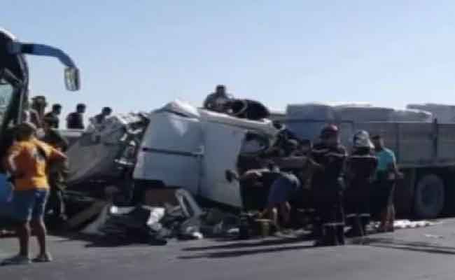 اصطدام بين شاحنة وحافلة يخلف 25 جريحا بوهران