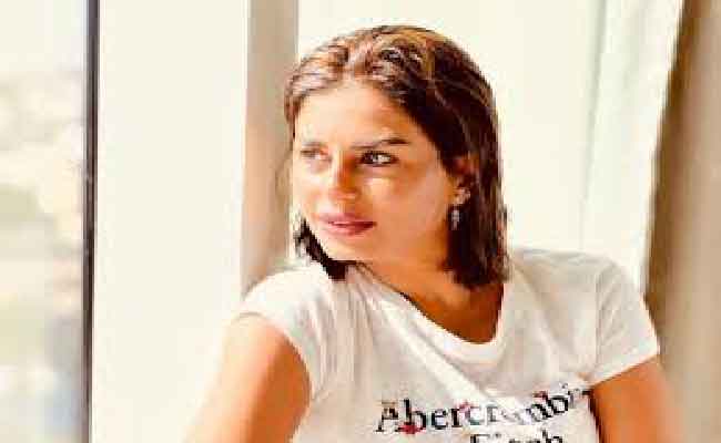 منة فضالى تتصدر الترند والسبب إطلالة صيفية…وهكذا ظهرت