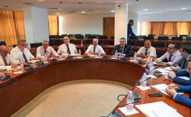 غريب يعقد اجتماعا تنسيقي لإنشاء منظومة رقمية موحدة تربط وزارة الصناعة بكافة المجمعات الصناعية