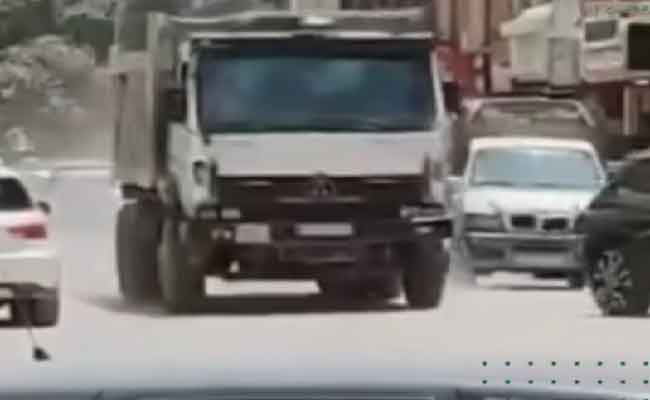 توقيف سائق شاحنة قام بمناورات خطيرة عرضت حياة المواطنين للخطر ببومرداس