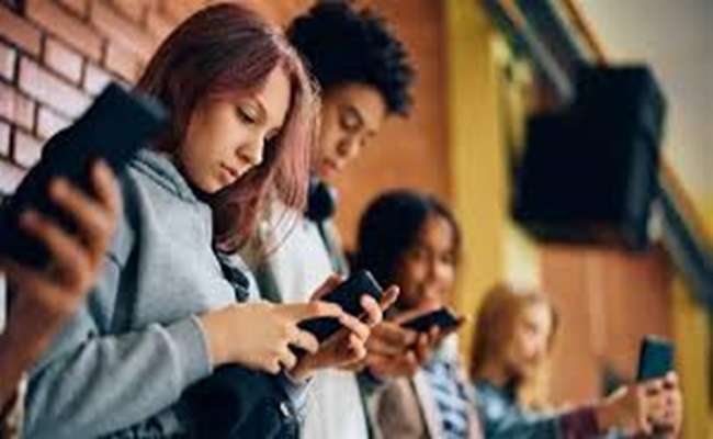 توتر واكتئاب...هكذا تؤثر عادات استخدام الشاشات على المراهقين
