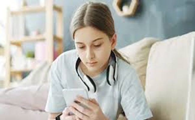 توتر واكتئاب...هكذا تؤثر عادات استخدام الشاشات على المراهقين