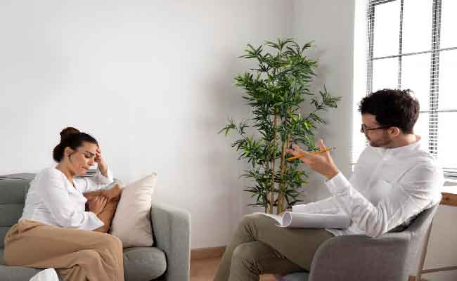 متى يجب أن تطلبي المساعدة النفسية؟ علامات لا تتجاهلينها وفق علم النفس