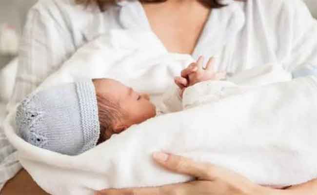 وزارة العمل تكشف تفاصيل عطلة الأمومة