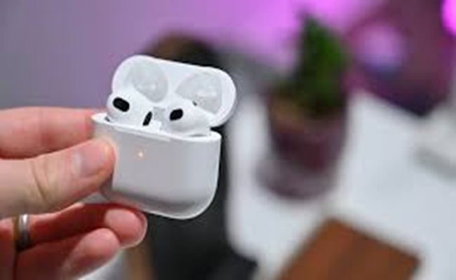 سماعات AirPods تحصل على ميزة شحن جديدة...كيف تعمل؟