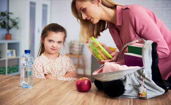 كيف توفقين بين رعاية مولودك واستعداد طفلك الآخر للمدرسة؟