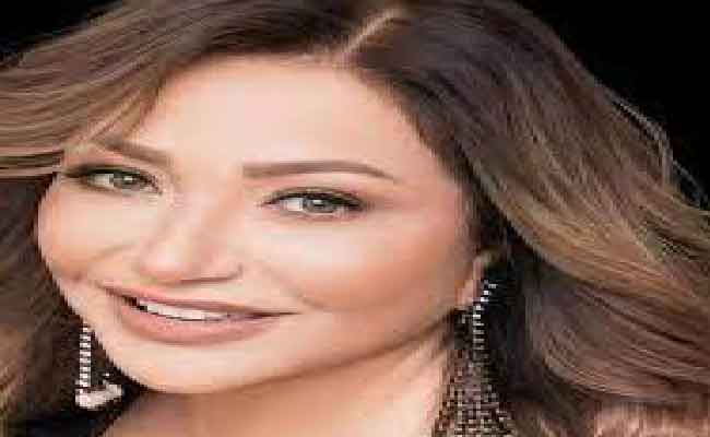 ليلى علوي تخطف الأنظار في أحدث جلسة تصوير وسط الأشجار