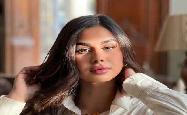 منة عرفة توثق لحظاتها على البحر من رحلتها بجزر المالديف