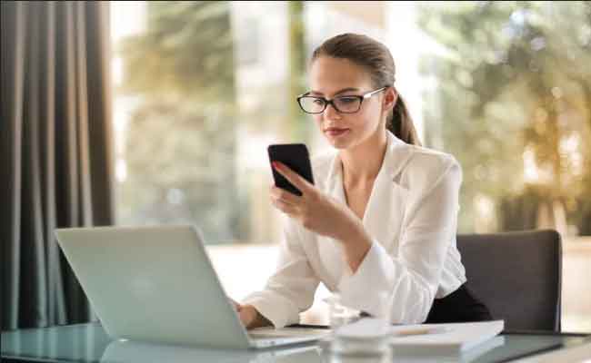 ساعة واحدة في تصفح هاتفك الذكي يومياً تُصيبك بهذه الحالة المرضية
