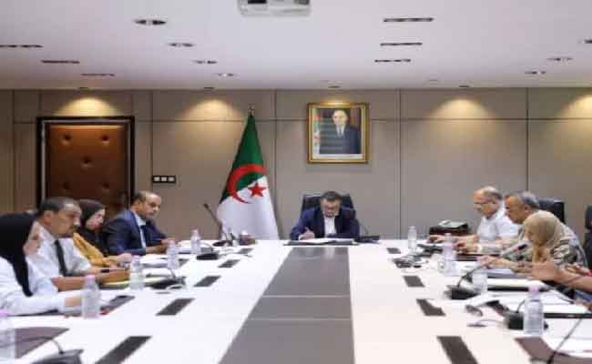 سعيود يترأس اجتماعا لدراسة سحب الحافلات المتهالكة التي يتجاوز عمرها 30 سنة من الخدمة