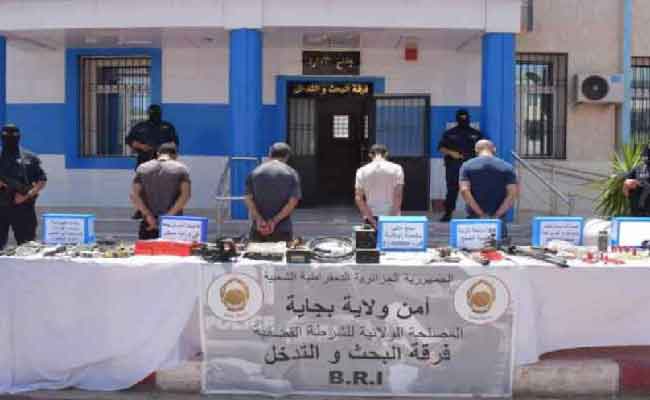 تفكيك شبكة إجرامية تحترف التصنيع والإتجار بالأسلحة النارية ببجاية