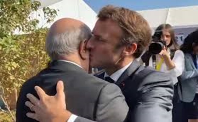 الرئيس الفرنسي ماكرون يهدي المخنث تبون قبلة الوداع...