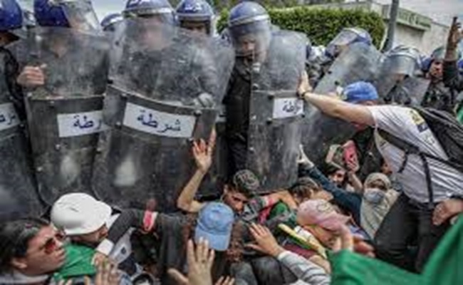 مظاهرة سلمية بالجزائر تضامنا مع فلسطين تتحول إلى مجزرة دموية للمواطنين