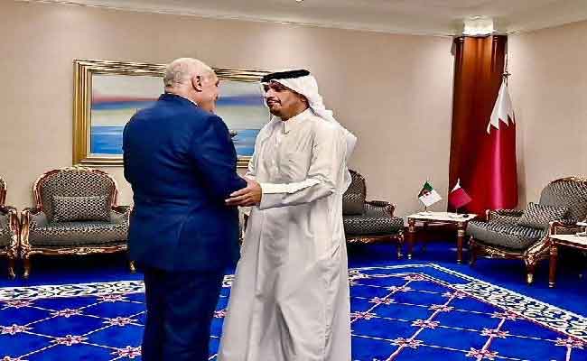 عطاف يجري محادثات ثنائية مع نظيره القطري بالدوحة