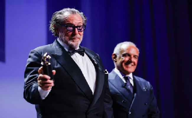 جوليان شنابل ومهرجان فينيسيا السينمائي...علاقة رسام شاب إلى صانع أفلام