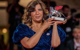 كوثر بن هنية على السجادة الحمراء لـ مهرجان فينيسيا السينمائي الدولي...