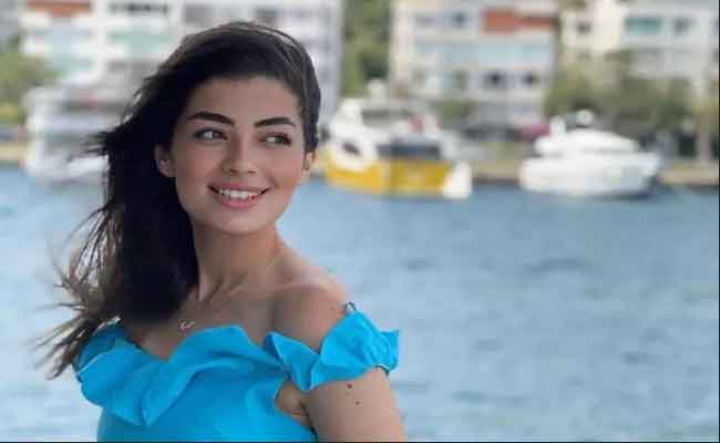 ليلى أحمد زاهر مع البطلة الحقيقية لقصة مسلسلها الجديد