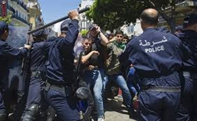 اصبح الاحتجاج في الجزائر خيانة عظمى وانتقاد تبون جريمة عقوبتها الاغتصاب في مراكز الشرطة