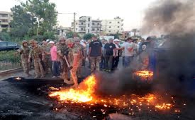 لبنان...متقاعدو الجيش يغلقون طرقا احتجاجا على الرواتب