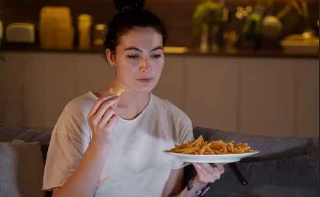 هل تناول العشاء متأخراً يزيد الوزن؟ إليك إجابة اختصاصية التغذية الصادمة
