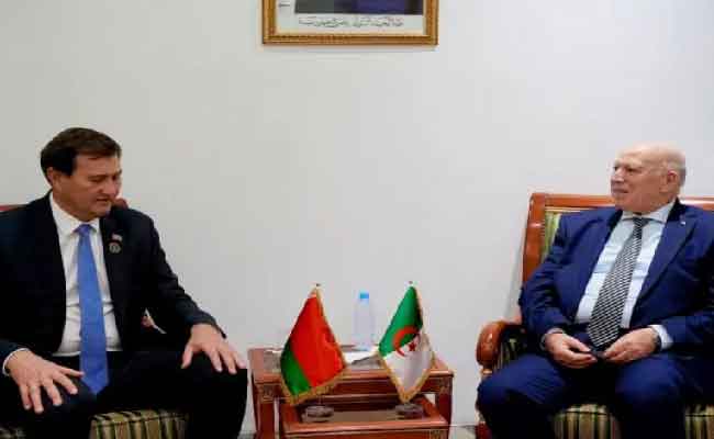 بشير يتباحث مع وزير خارجية بيلاروسيا سبل تعزيز التعاون الصناعي والاقتصادي