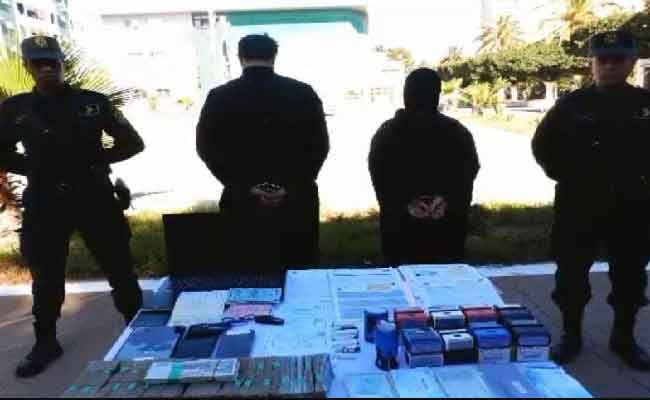 الإطاحة بثلاثيني رفقة زوجته يحترفان تضخيم فواتير الزبائن  بوهران