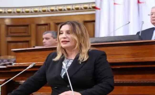 جيلالي تستعرض قانوني الأوسمة العسكرية أمام مجلس الأمة