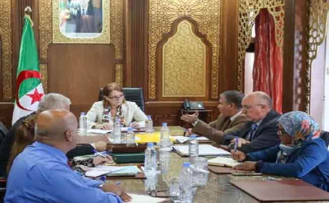 مداحي تعقد اجتماعا تحضيريا للطبعة 26 للصالون الدولي للصناعة التقليدية