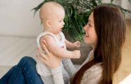 متى يبدأ الرضيع التعرف إلى وجه أمه؟ وحقائق مدهشة عن تطور حواسه