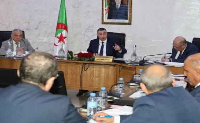 وزير الداخلية يترأس اجتماعا تأطيريا حول النقل بالسكك الحديدية والنقل البحري للبضائع